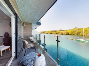 1 The Boatyard - Water fronted, town location & parking for 2 cars